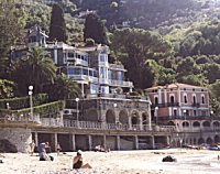 Sicht vom Strand auf Levanto's Herrenhäuser